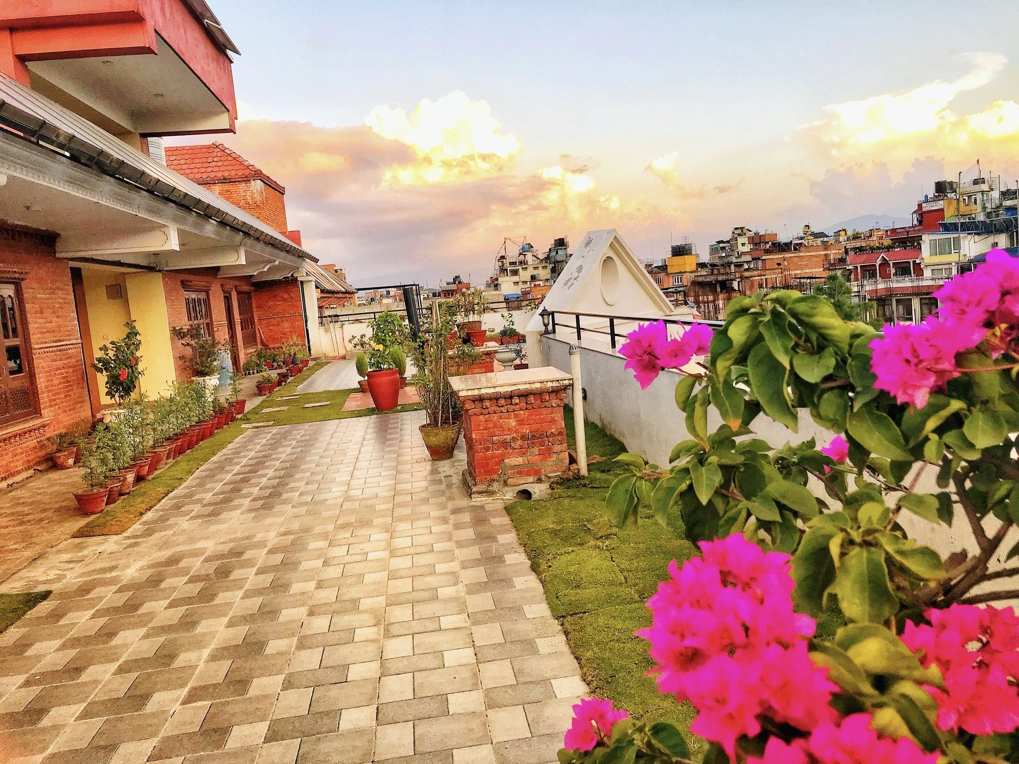 DOM Himalaya Hotel Kathmandu Bagian luar foto